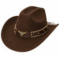 Sombrero vaquero de ala ancha marrón con detalle de toro
