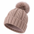 Gorro de punto trenzado con pompón beis con forro